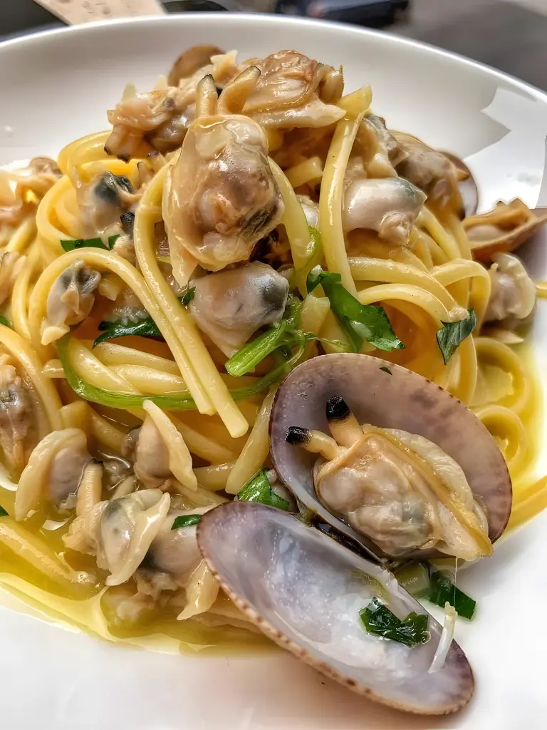 Spaghetti with clams in a garlic and white wine sauce